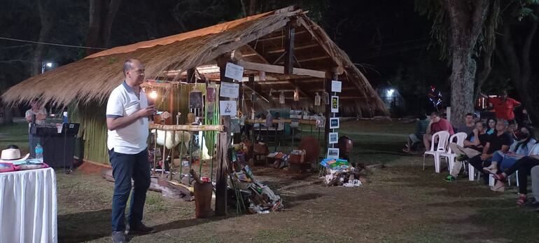 Intendente Juan Martínez, dando su mensaje en la inauguración del pesebre de libros.