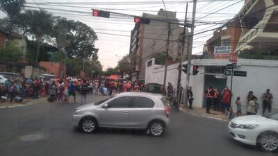 Los manifestantes cerraron parte de la avenida España casi Perú, frente a la sede en Asunción de Itaipú.