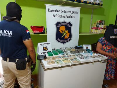 Las evidencias incautadas y la mujer detenida en el operativo antinarcóticos.