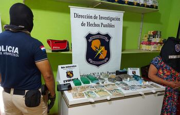 Las evidencias incautadas y la mujer detenida en el operativo antinarcóticos.