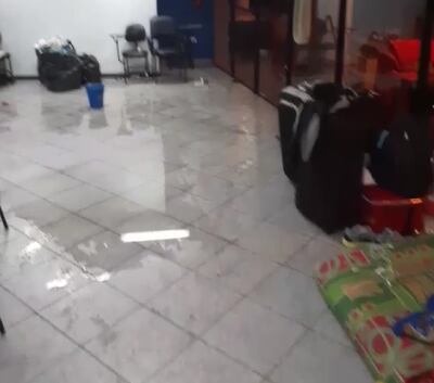 Los compatriotas que esperan el traslado a los hogares duermen en el piso y en medio de la basura.