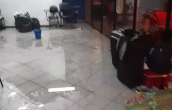 Los compatriotas que esperan el traslado a los hogares duermen en el piso y en medio de la basura.