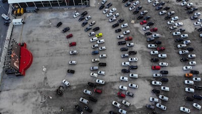 Fotografía tomada con un dron de personas en autos durante la proyección de una película en el Love Cine Drive-in Theater ubicado en el estacionamiento del Jeunesse Arena, que era parte del Parque Olímpico Río 2016, en Río de Janeiro.
