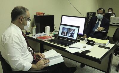 El juez Humberto Otazú conduce la audiencia. Frente al magistrado, el abogado Carlos Arévalos.