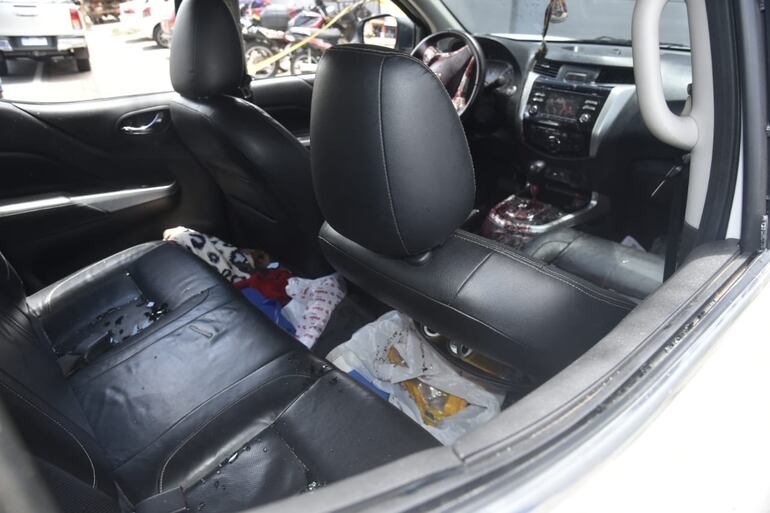 Manchas de sangre sobre el tablero y en el volante.