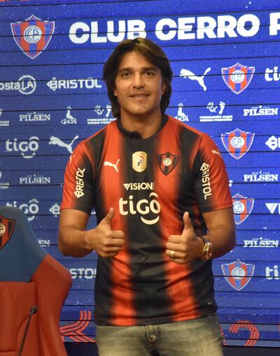 Pulgar arriba de Marcelo Moreno Martins, ayer después de ser presentado como nuevo jugador de Cerro Porteño. El “9” que esperaba “Chiqui” ya está en el club.