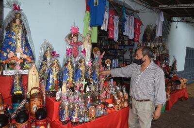 Don Lucio Ovelar, propietario de una santería desde hace 30 años, se mostró descontento y apesadumbrado por las escasas ventas de este año a consecuencia de las medidas restrictivas.