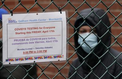 Una persona espera en fila para realizarse un test de covid-19 en el Bronx, Nueva York.
