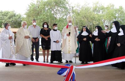 El tradicional corte de cinta para inaugurar el hogar San José ubicado en la compañía Ykua Duré. Fue el sábado último.