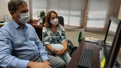 El prefeito de Foz de Yguazú Francisco Lacerda y la secretaria de Salud Rosa Jernymo en la reunión virtual con el ministro de Salud de Brasil Eduardo Pazuello.