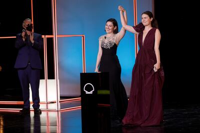 Las rumanas, la realizadora Alina Grigore (d) y la productora Gabi Suciu tras recibir la Concha de Oro a la "Mejor película" por su cinta "Blue Moon" durante la gala de clausura de la 69 edición del Festival de Cine de San Sebastián que se celebra en la capital donostiarra.
