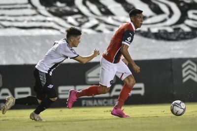 Enzo Giménez (d) participó en una de las jugadas revisadas por el VAR
