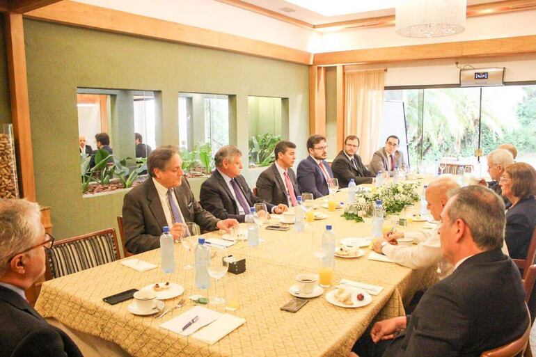 Los embajadores que integran el Grulac se reunieron con el candidato Santiago Peña.