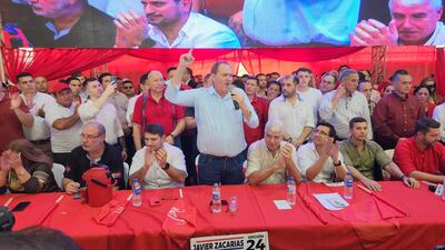 El gobernador Roberto González Vaesken (centro), Justo Zacarías (sentado con camisa negra) y otros referentes de la ANR en un acto proselitista.