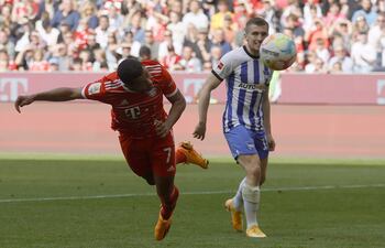 Serge Gnabry anota con golpe de cabeza el primer gol para el Bayern Múnich ante el Hertha Berlín.