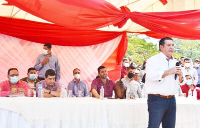 Horacio Cartes (der.) discursea ante la mirada de José A. Alderete (izq.) y Hugo Velázquez (c).