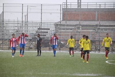 Momento en que el árbitro suspendía el partido entre Paraguay y Colombia en el Complejo de Fútbol del Comité Olímpico Paraguayo.