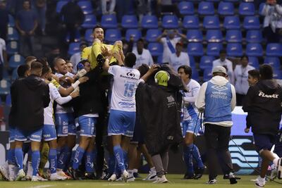 Antony Silva es levantado en andas por sus compañeros del Puebla. El arquero paraguayo fue el héroe en la clasificación de su equipo a los cuartos de final.