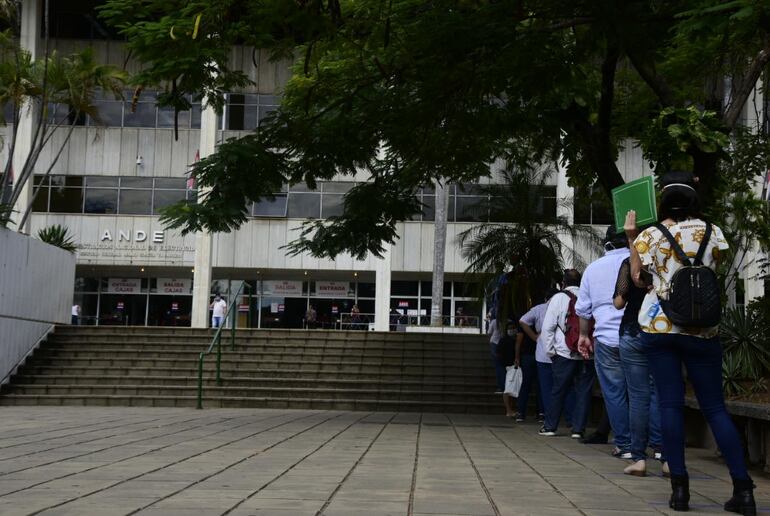 Larga fila en la ANDE para gestiones básicas en el primer día de reapertura.