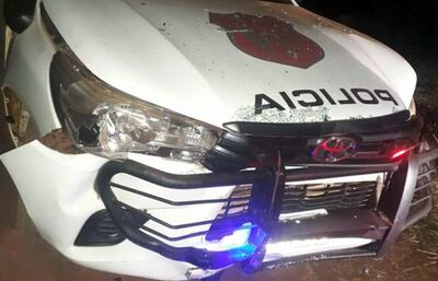 El paragolpes de metal amortiguó el impacto evitando mayores daños en la patrullera.