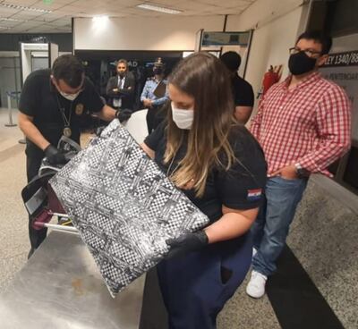 Anoche, en el Aeropuerto Internacional Silvio Pettirossi, se detectó una maleta que contenía tres kilos de cocaína y se detuvo a una mujer de nacionalidad paraguaya, que pretendía abordar un vuelo con destino final a Valencia, España.