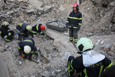 Fuerzas de rescate de Ucrania buscan a personas en un edificio bombardeado en Borodianka. (AFP)