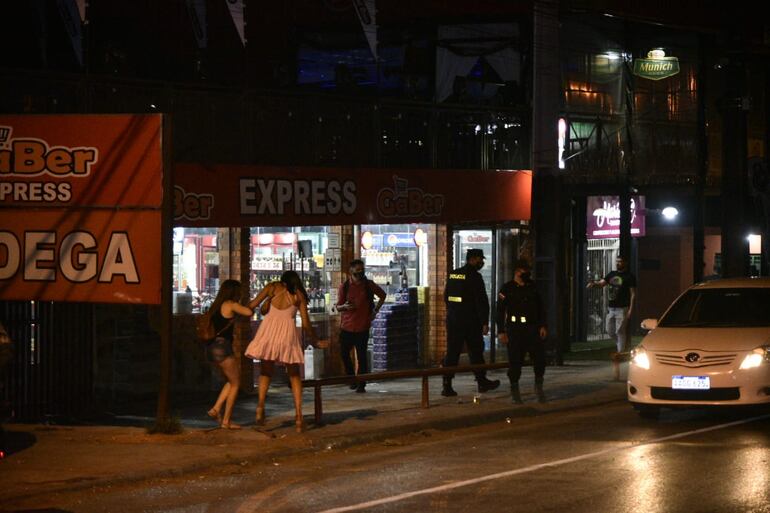 Intervención policial sobre Acceso Sur en la madrugada de este domingo.