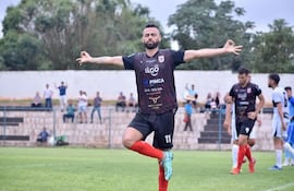 Festejo de Johnny Arboleda, autor del segundo gol del "León" de Caorumba Cue. (Foto: APF)