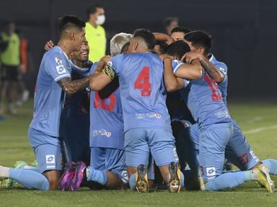 El festejo de los jugadores de Resistencia después de marcar uno de los tantos contra Nacional.