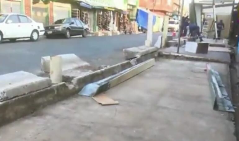 Siguen desmantelando casillas del Mercado en la calle Silvio Pettirossi