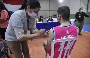 La vacunación de adolescentes empezó este viernes.