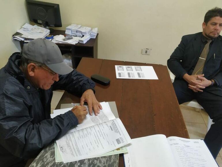 El actual presidente de la Junta de Saneamiento, Hipólito Medina, registra la promesa del extitular del ente que saldará la diferencia en 30 días.