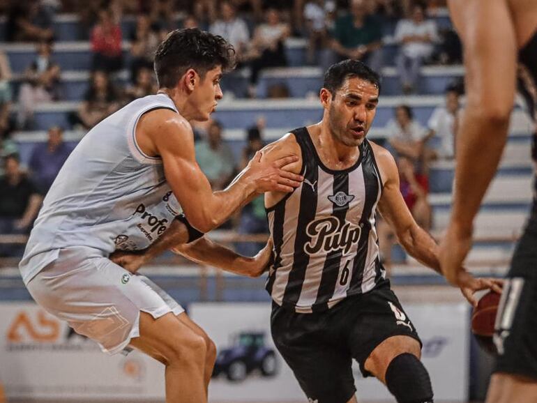 Javier Martínez (d), de Libertad, lucha con un rival con el propósito de encestar en las finales de la Liga Nacional.