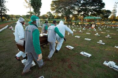 Trabajadores del cementerio Campo de Esperanza entierran una víctima de COVID-19 en Brasilia.