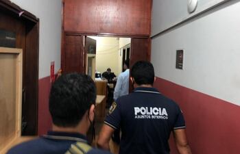 Agentes de Asuntos Internos de la Policía Nacional, ingresan a la unidad fiscal de Estela Ramírez quien investiga el hecho.