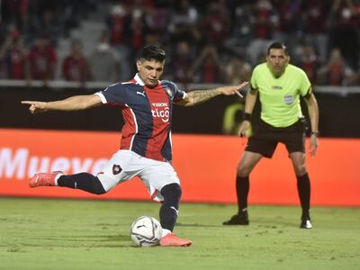 Claudio Aquino, al ejecutar el penal que terminó en el gol de la victoria de Cerro Porteño sobre el 12 de Octubre por el torneo Clausura 2021.