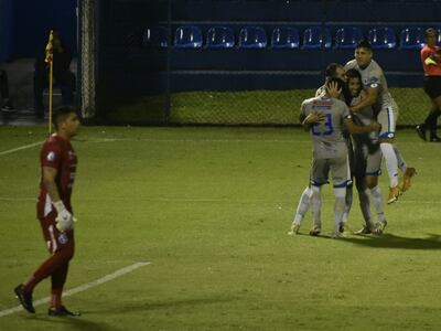 Jugadores del 12 de Octubre celebran el tango logrado por Aguilar, que sirvió para la victoria.