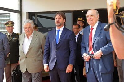 Fotografía cedida por la presidencia de Uruguay muestra a los expresidentes Julio María Sanguinetti (d) y José Mujica (i), y al presidente de Uruguay, Luis Lacalle Pou (c), mientras se preparan para viajar a Brasilia hoy, en la Base Aérea N°1, en las afueras de Montevideo (Uruguay).