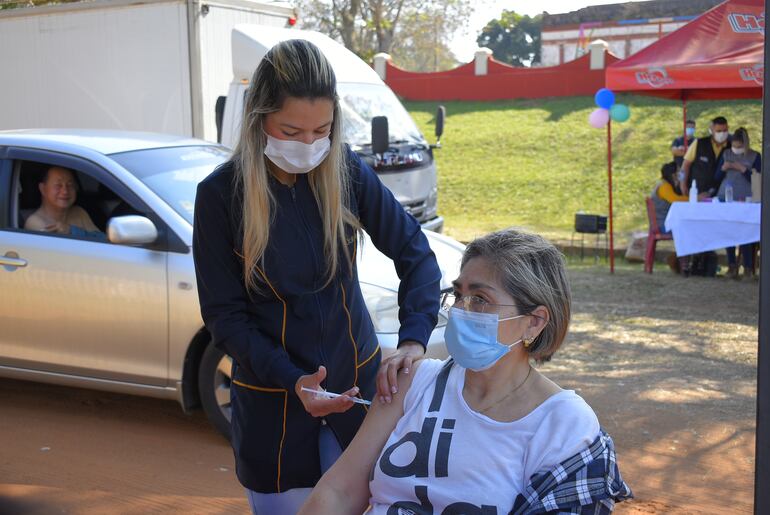 En su mayoría son personas adultas las que acuden a recibir el refuerzo de la AstraZeneca contra el covid-19.