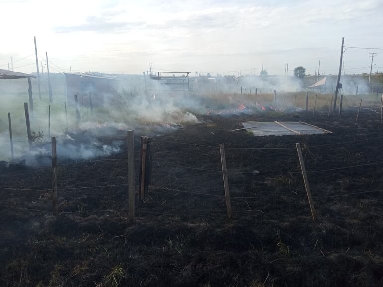 Bomberos voluntarios lucharon para contener el incendio en el asentamiento Aquino Cué.
