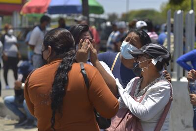 Familiares de reos esperando ayer en las afueras de la morgue para que les entreguen los cuerpos de sus seres queridos, asesinados el martes durante un motín en Guayaquil (Ecuador). El Gobierno ecuatoriano anunció este viernes su intención de conceder unos 2.000 indultos y repatriar a presos extranjeros a sus respectivos países como dos de las medidas adoptadas para tratar de reducir el hacinamiento en las prisiones del país, tras la masacre del martes en Guayaquil.