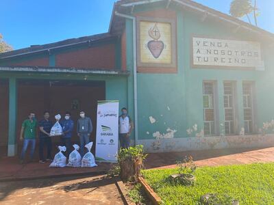 Entrega de los kits de alimentos de la campaña "Juntos sumamos" mediante colaboradores del Silo Ynambu de Agrofértil.
