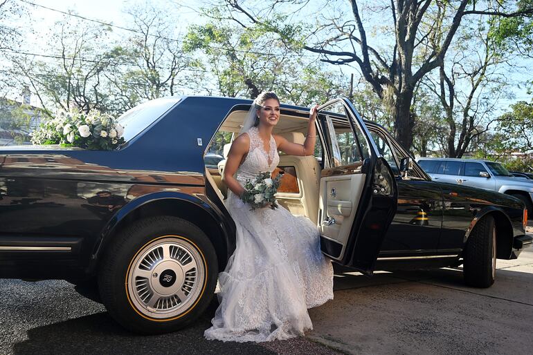 Hermosa lució la novia a su llegada a la iglesia.