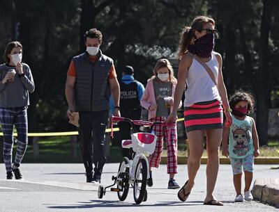 Desde el fin de semana Argentina permite la salida de los niños para jugar en los parques junto a un adulto.