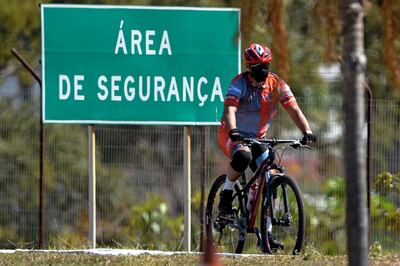 El vicepresidente brasileño Hamilton Mourao, con mascarilla, se desplaza en bicicleta en las inmediacioens del Palacio de Alvorada, en Brasilia.