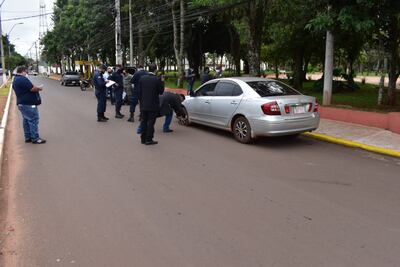 Los delincuentes colisionaron contra el auto del policía.