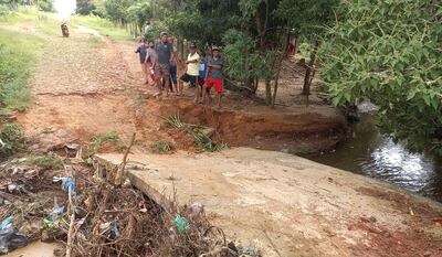 El raudal arrastró por varios metros la  estructura de hormigón que conecta la fracción La Floresta con el centro urbano.