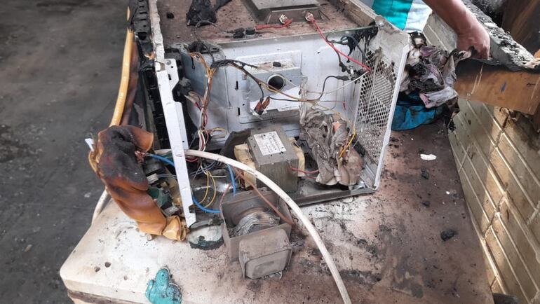 Prácticamente no quedó nada que rescatar del incendio en Loma Plata