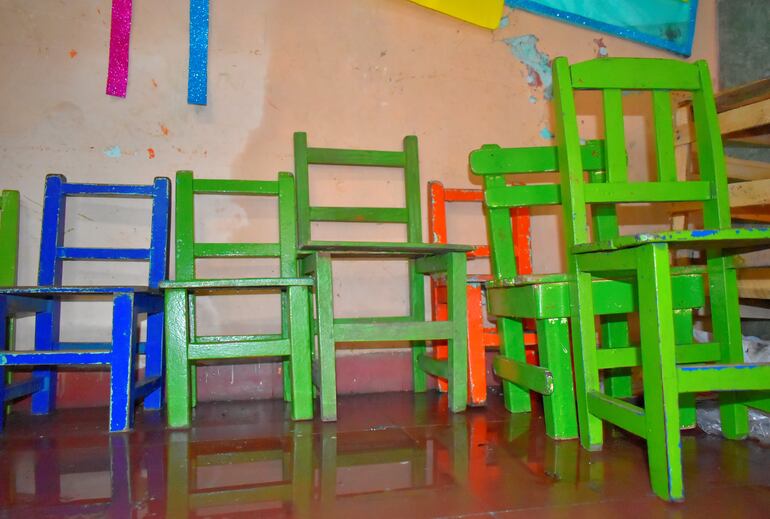 Los mobiliarios se mojan todo debido a las filtraciones en el techo.