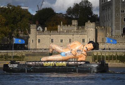 Una figura inflable de "Borat" navega por Londres para promocionar la nueva película de Sacha Baron Cohen.